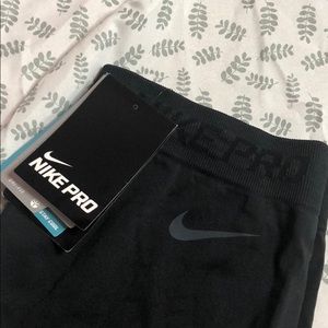 Nike Pro crop leggings NWT 🤩